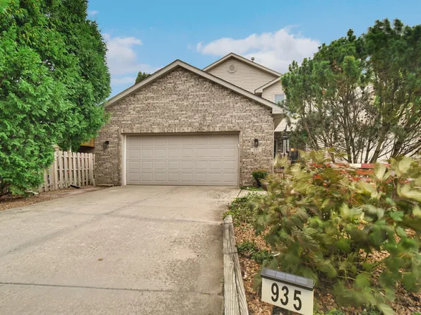 935 High Meadow Dr, Crown Point, IN 46307