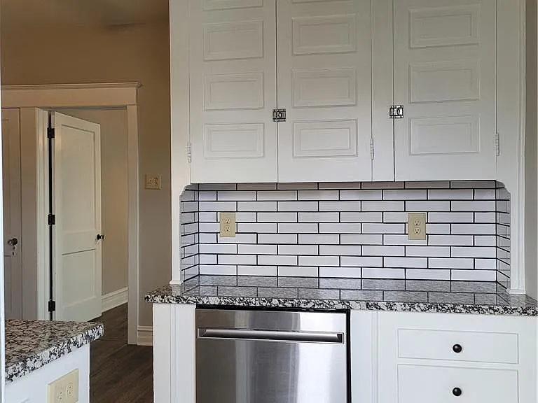 73 W Greenwich St — Photo 12