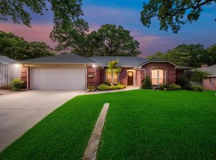 6809 Ridgewood Dr, North Richland Hills, TX 76182