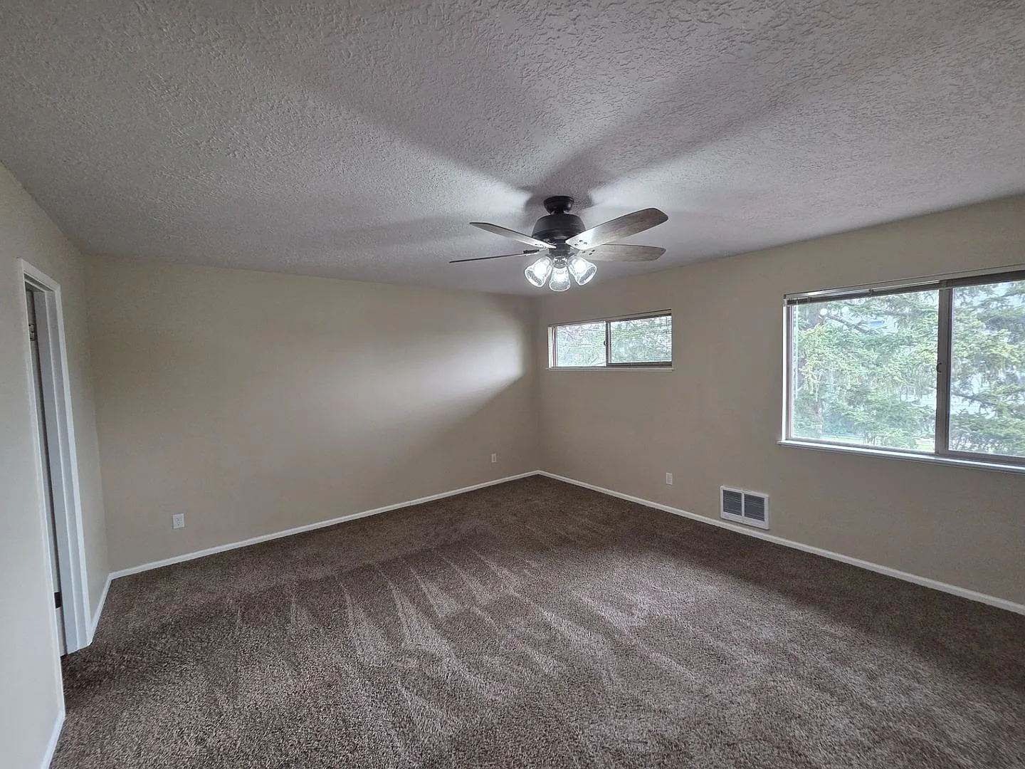 Charming Studio Unit Near Downtown Redmond - The Pines Apartments — Photo 4