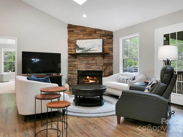 92 Nodatsi Ct, Brevard, NC 28712