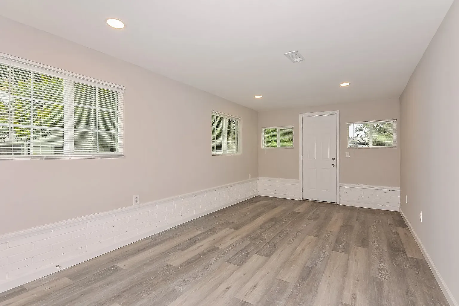 3 bed, 1.5 bath, 1026 sqft, $1,597 — Photo 4