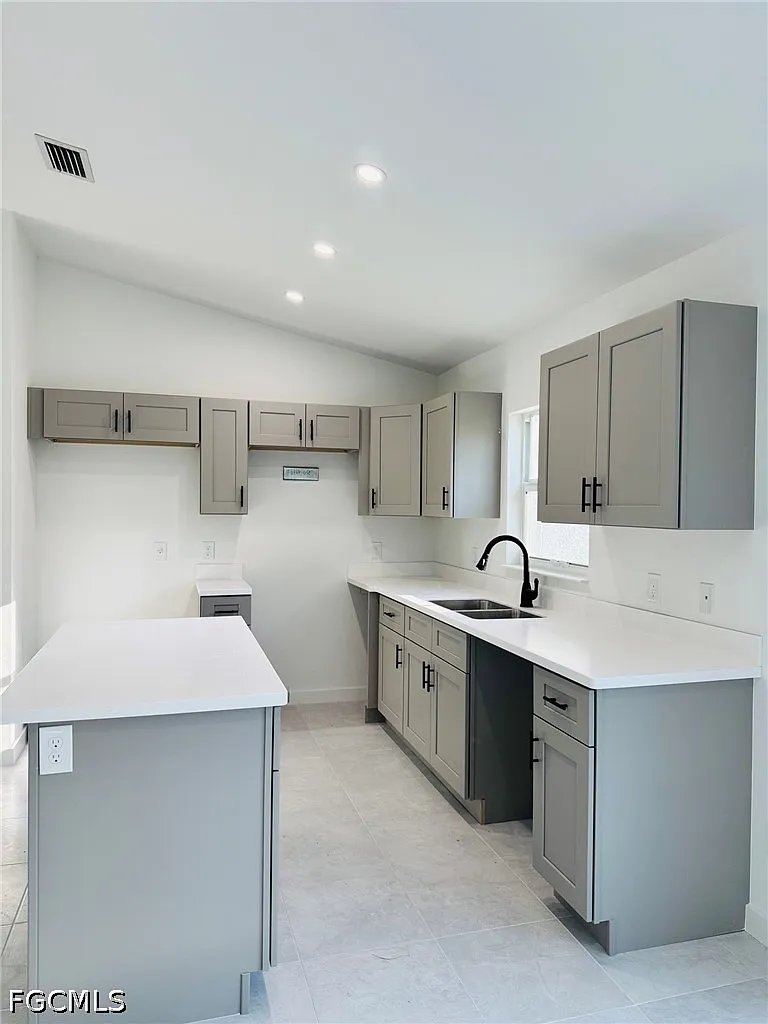 3 bed, 2.0 bath, 965 sqft, $1,650 — Photo 4