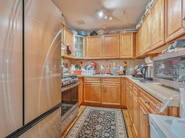 121 Montauk Avenue image 8 of 19