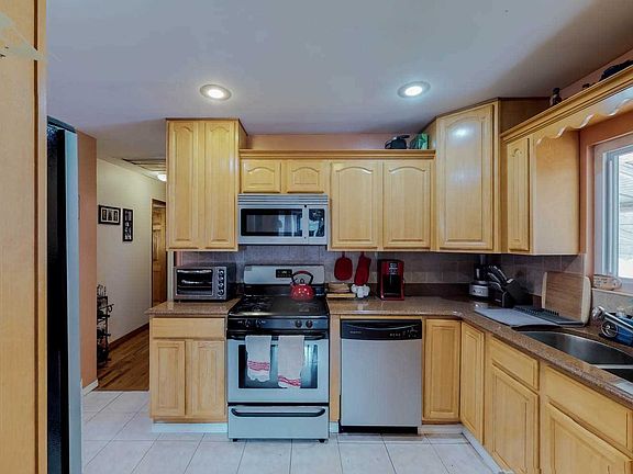 4th image of 76 Delisle Ave