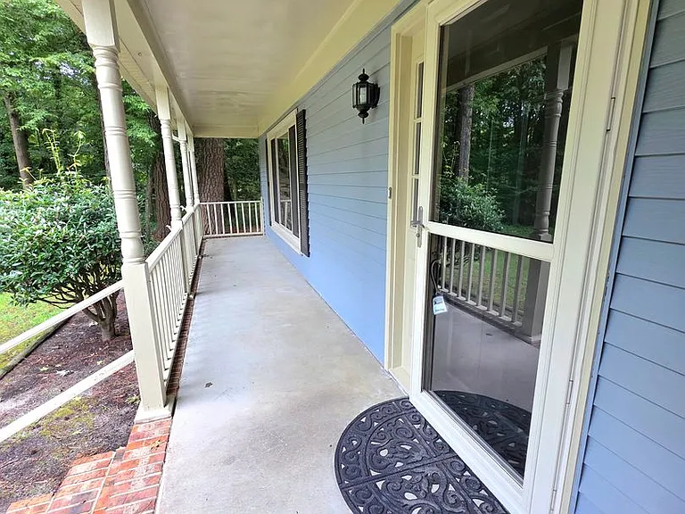 415 Rosewood Ln — Photo 3