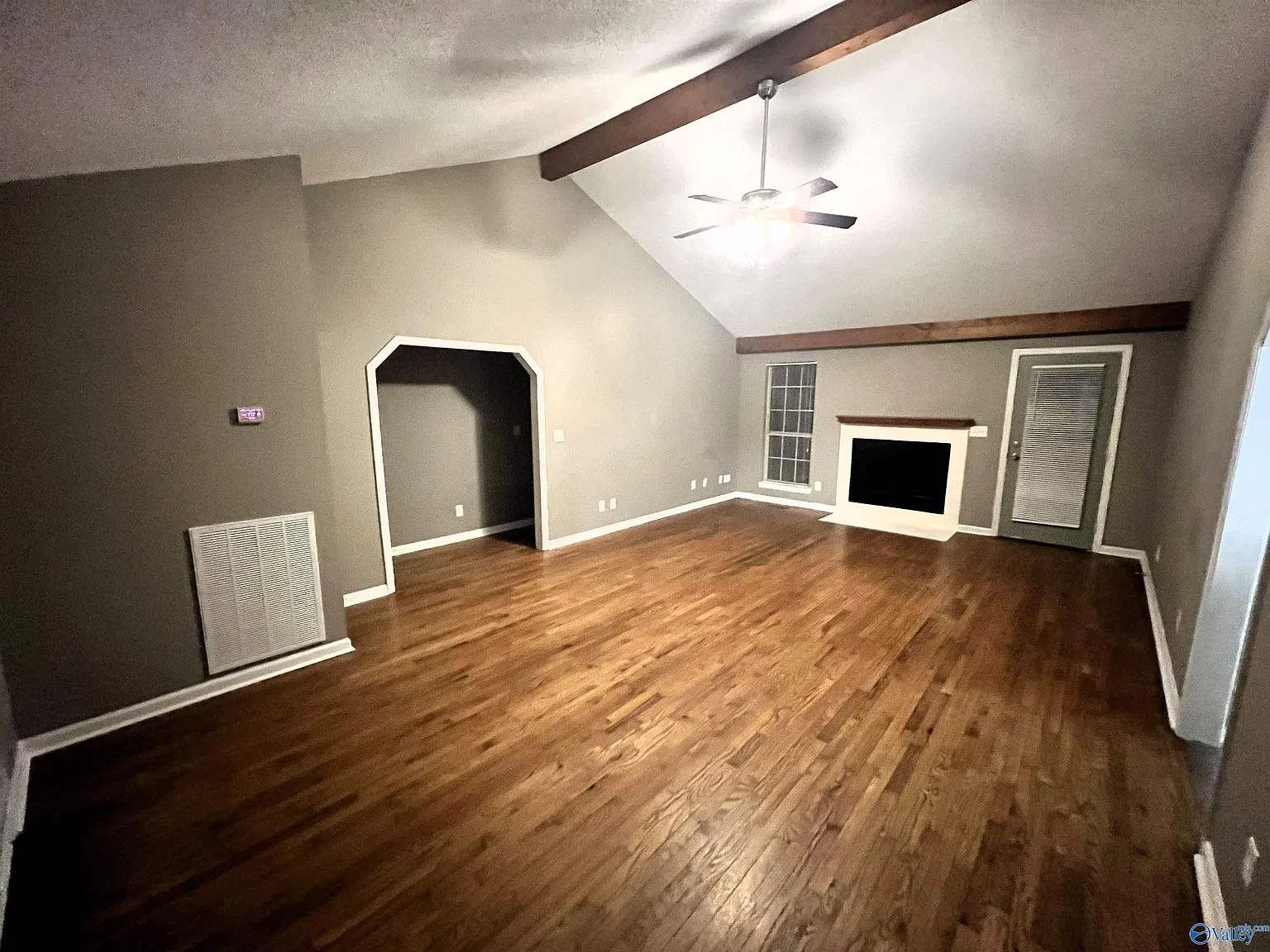 3 bed, 2.0 bath, 1660 sqft, $2,000 — Photo 3