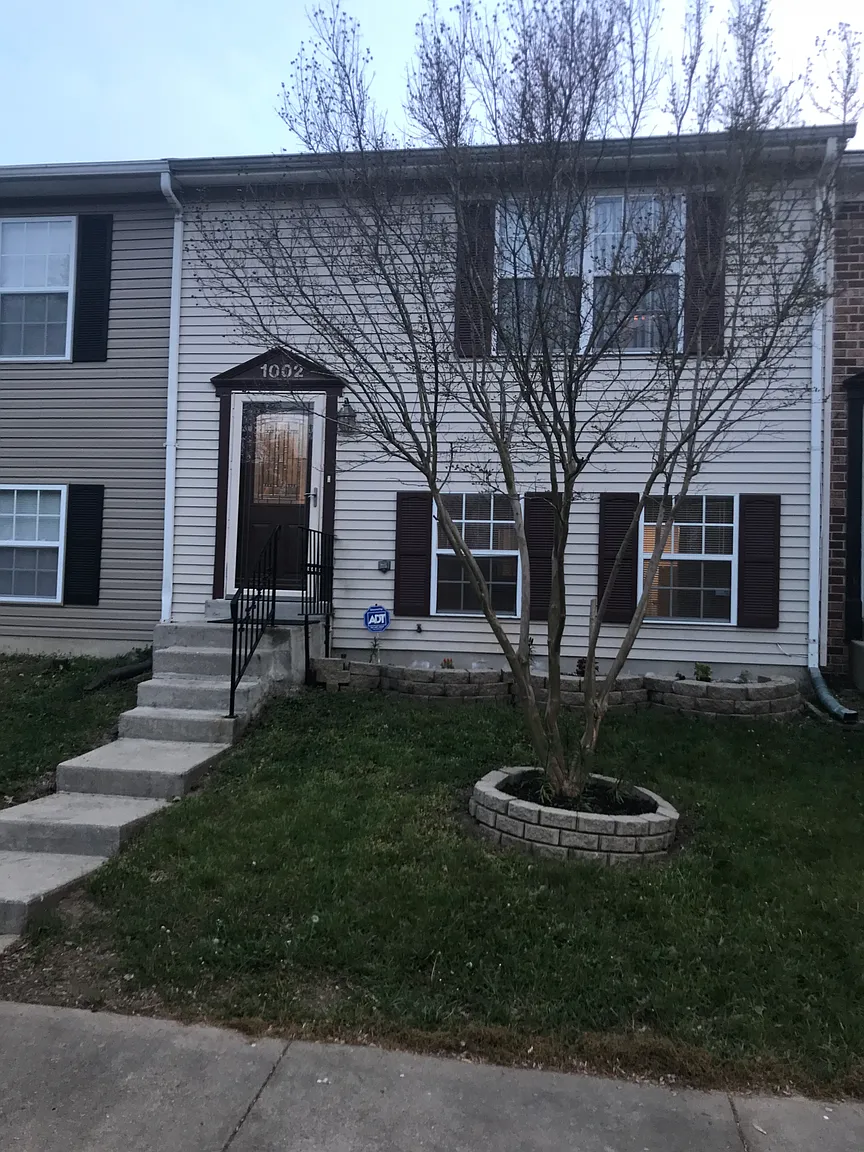 1002 Victoria Pl photo 1