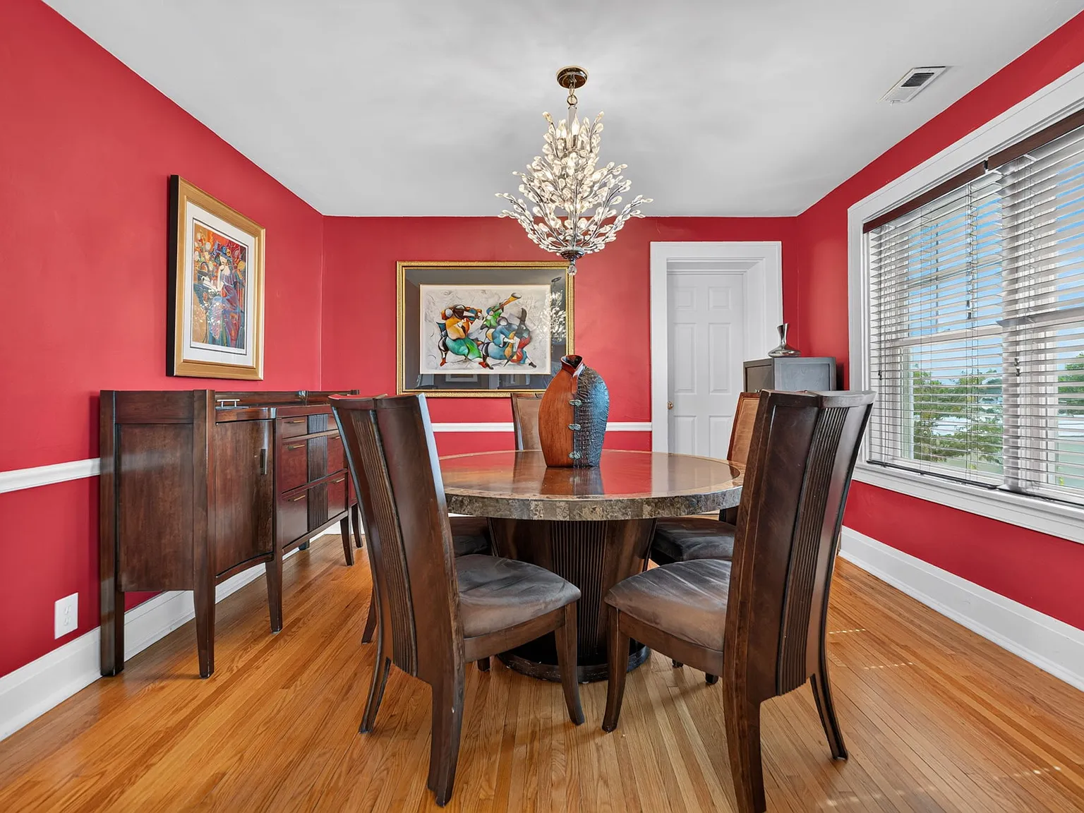 2 bed, 1.5 bath, 2800 sqft, $3,600 — Photo 2