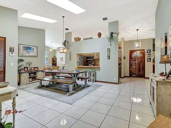 4th image of 419 SE 6th Street