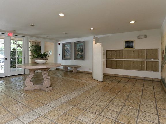 4th image of 323 S Doheny Dr APT 203