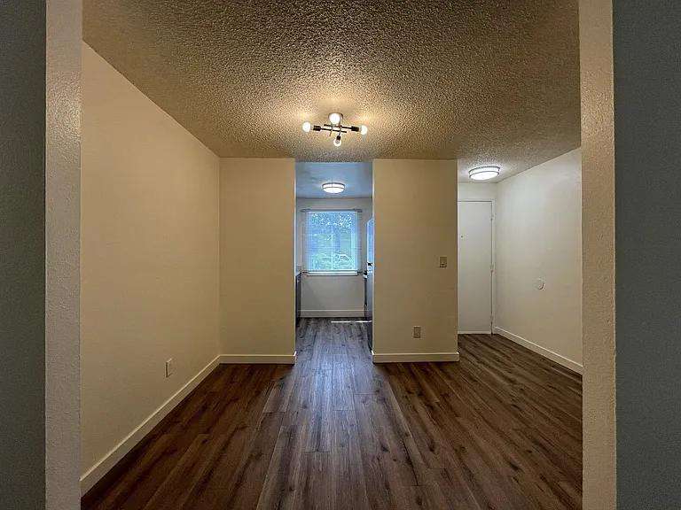 Spacious Corner Apartment with Three Bedrooms, Open Living Space & Modern Kitchen — Photo 11
