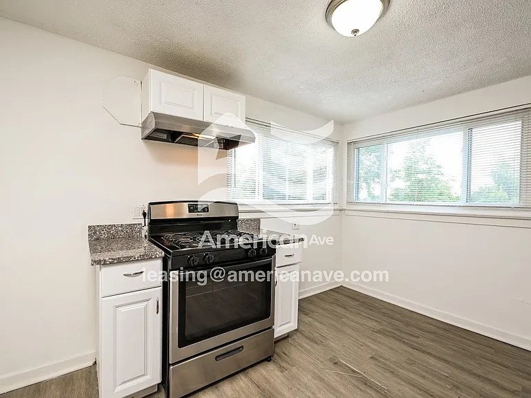 1426353_004_kitchen_5.jpg