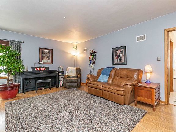 2nd image of 2125 Pleasant Dr