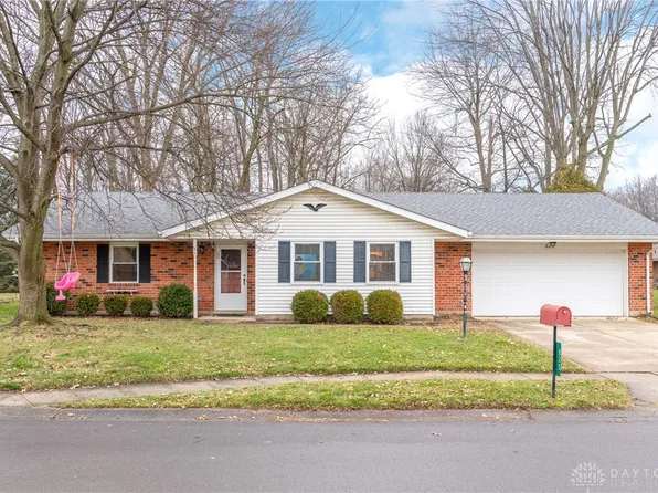 825 Hawthorne Dr, Tipp City, OH 45371