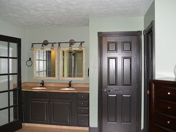 Master Bath sinks.