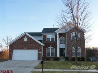 560 Oakwood Dr, Fenton, MO
