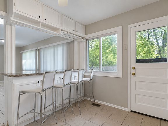 5th image of 6847 Hawthorne Ln