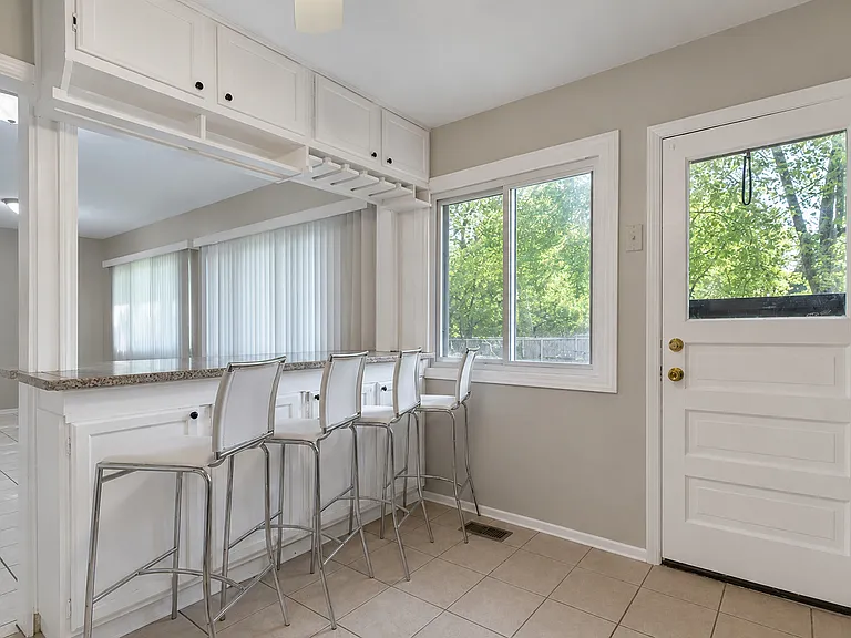 6847 Hawthorne Ln — Photo 5