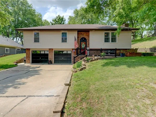 613 Cherry St, Weston, MO 64098