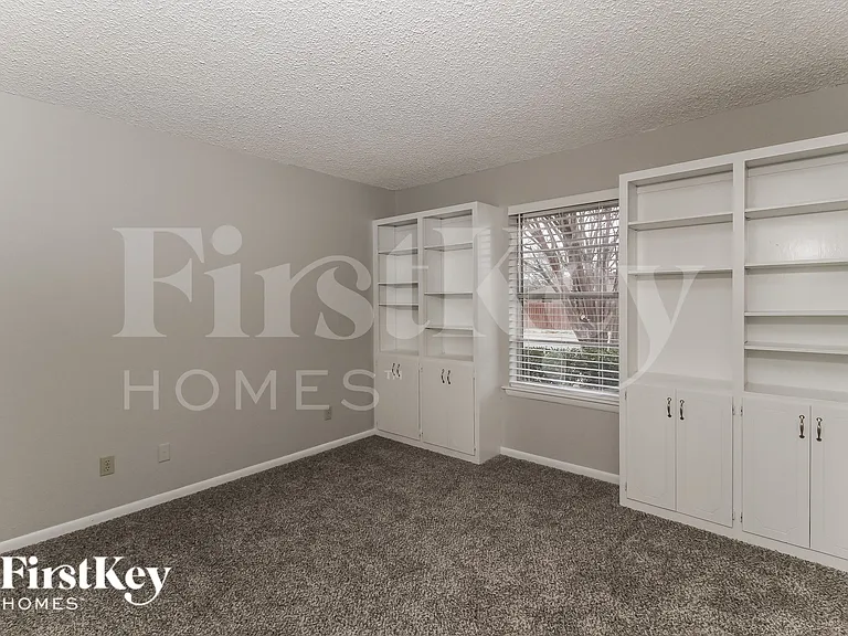 202 Carolyn Dr — Photo 12