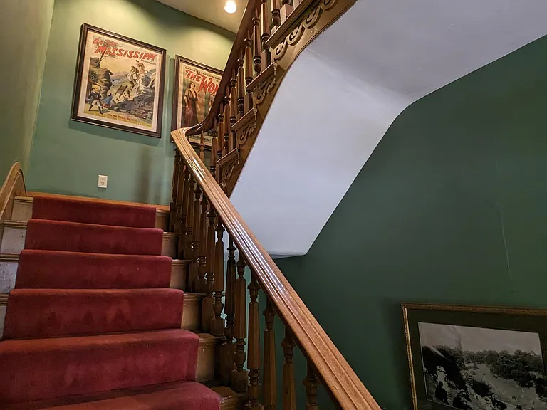 1332 Broadway St — Photo 3