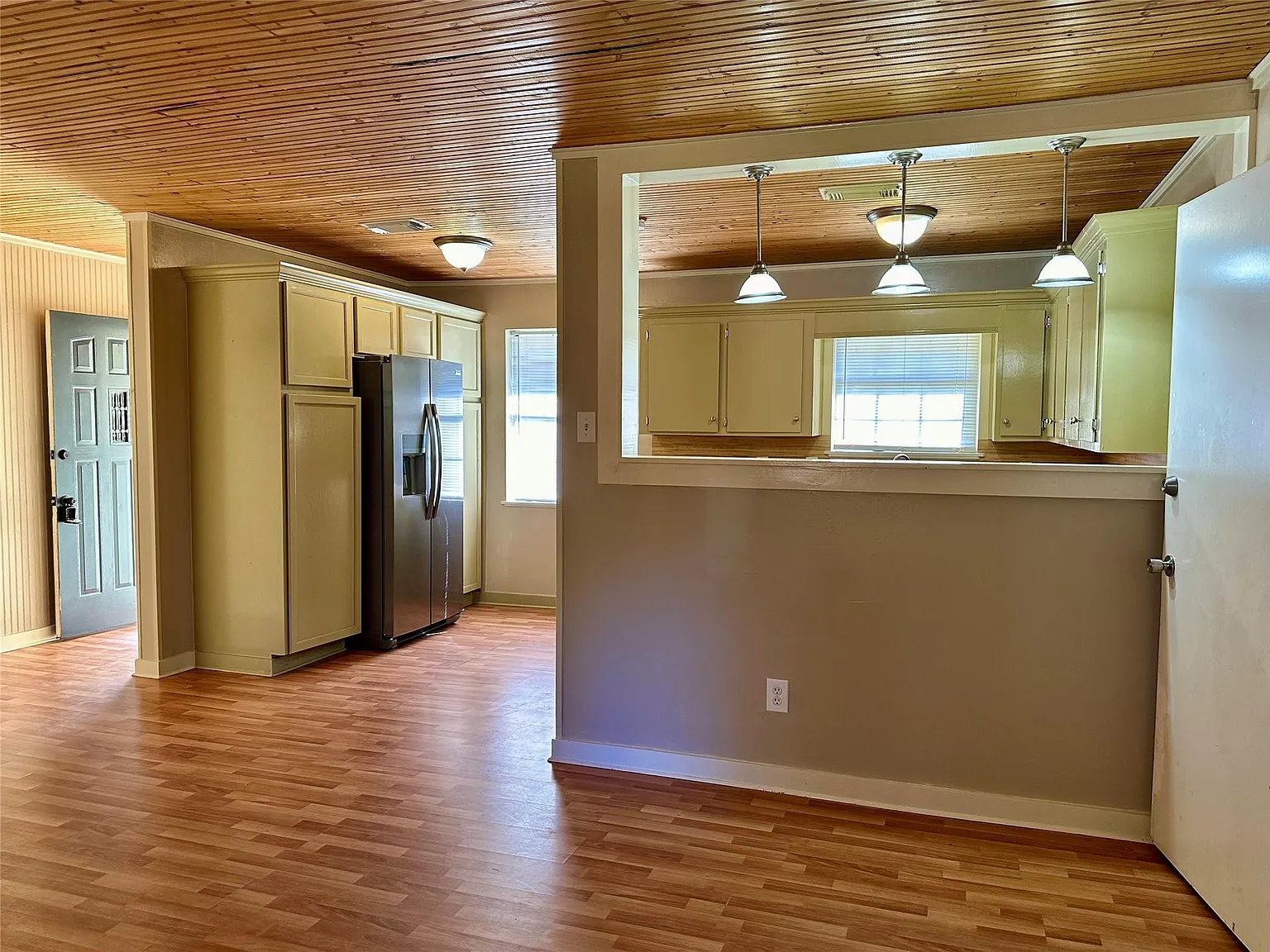 3 bed, 1.5 bath, 1349 sqft, $1,500 — Photo 4