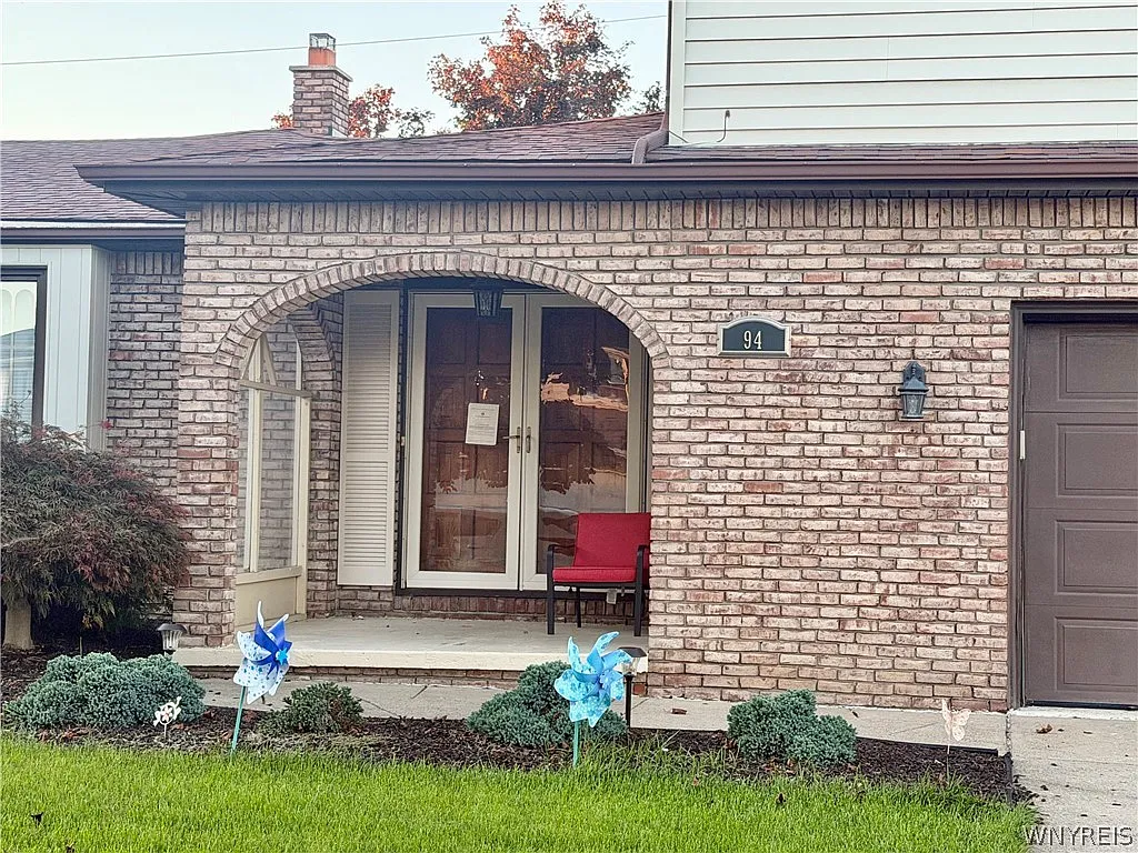 3 bed, 1.5 bath, 2552 sqft, $2,400 — Photo 2