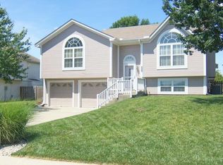 828 Harvest Dr, Grain Valley, MO 64029