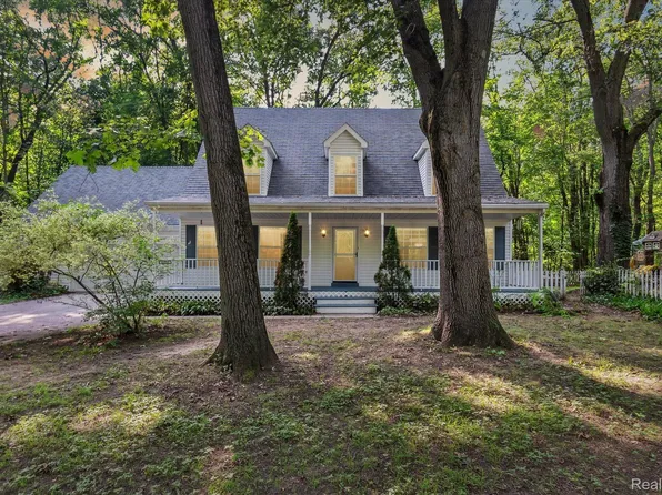 11300 Rodaeo Dr, Pinckney, MI 48169