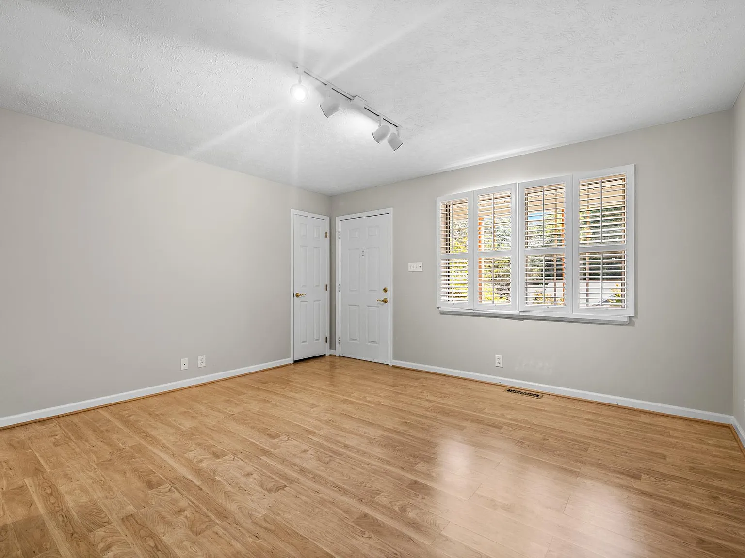 3 bed, 1200 sqft, $1,985 — Photo 4