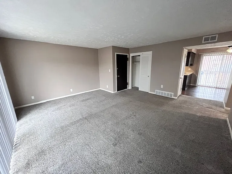 Bristol Square Apartments — Photo 74