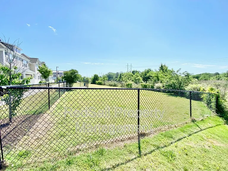 208 Fishers Ct — Photo 34