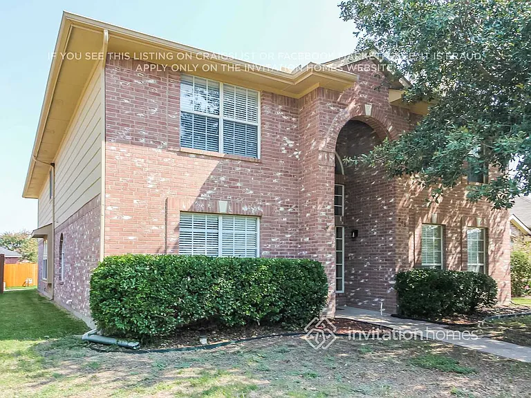 703 Meadowgate Dr — Photo 2