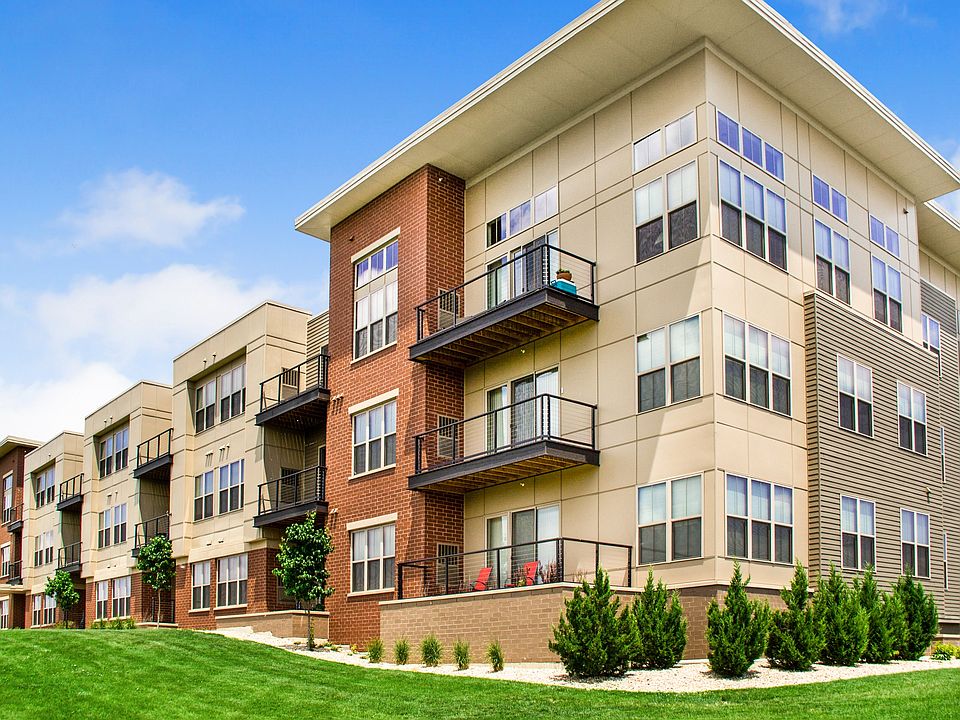 50Twenty Apartments in Madison, Wisconsin. Luxury Studio apartments, 1 bedroom, 1 bedroom + Den, 2 bedroom, and 3 bedroom apartments.
