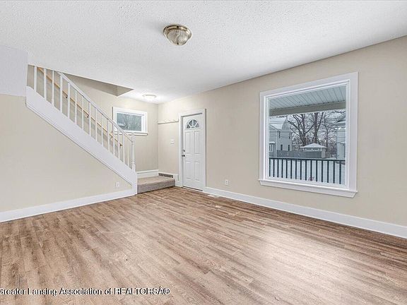 5th image of 227 Woodlawn Ave
