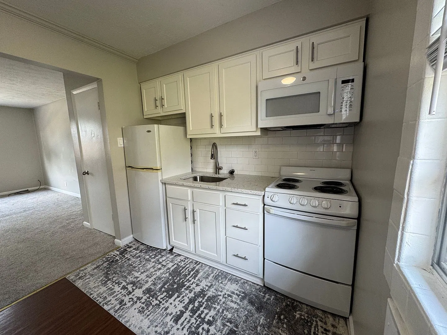 Studio-1-Bath | Lexington Apartment for Rent | 334 S Broadway #7 — Photo 2
