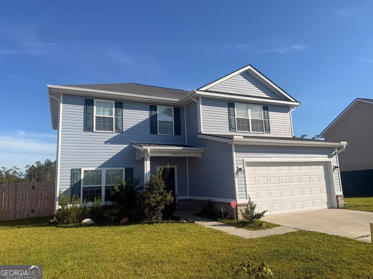 4 bed, 2.5 bath, 1930 sqft, $2,150 — Photo 2