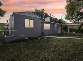 586 NW 48th St