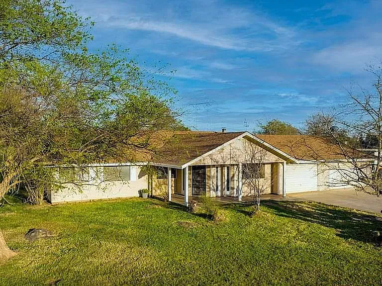 2442 N McIntire Rd — Photo 3