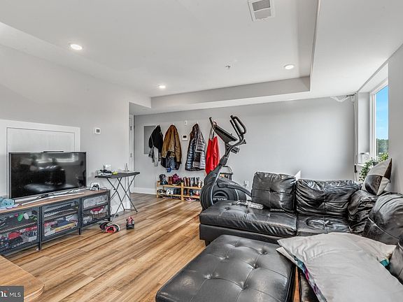 3rd image of 3965 Lancaster Ave #304