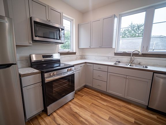 3rd image of 915 E Miller Dr