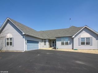 45W030 Strawberry Ln, Hampshire, IL 60140