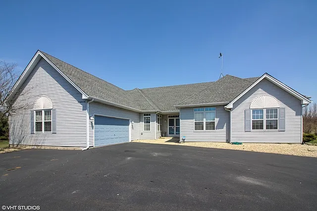 45W030 Strawberry Ln photo 1