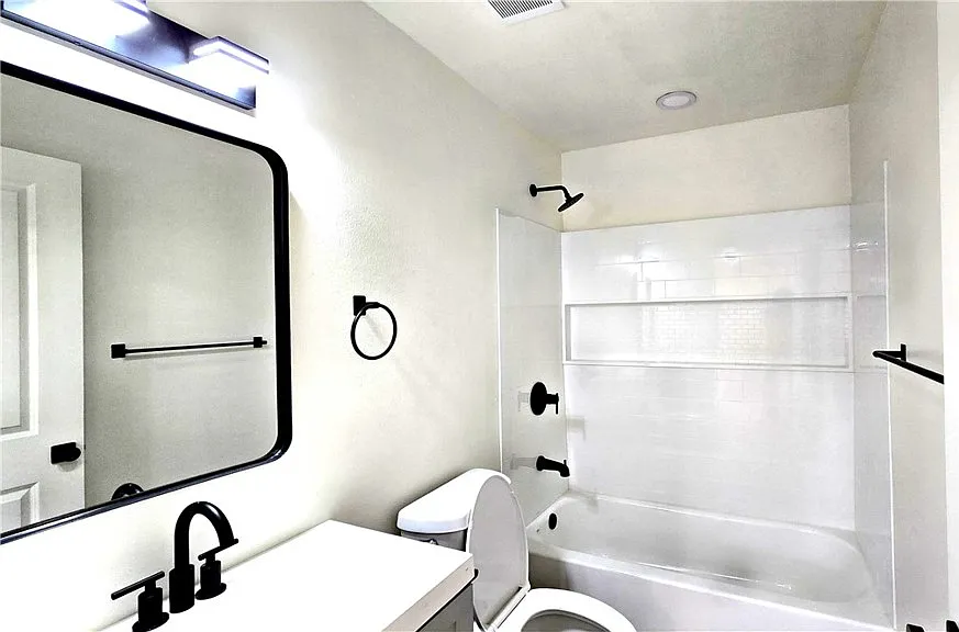 2 bed, 850 sqft, $2,400 — Photo 4