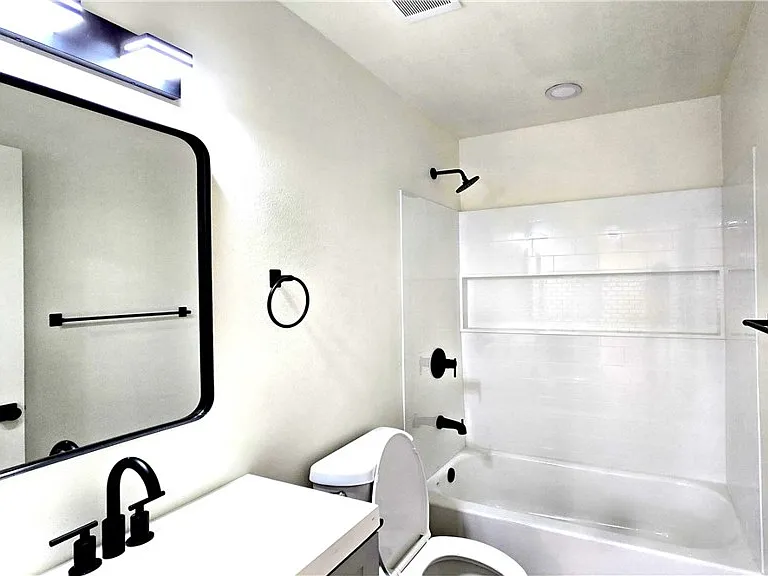15917 Prairie Ave #2 — Photo 4