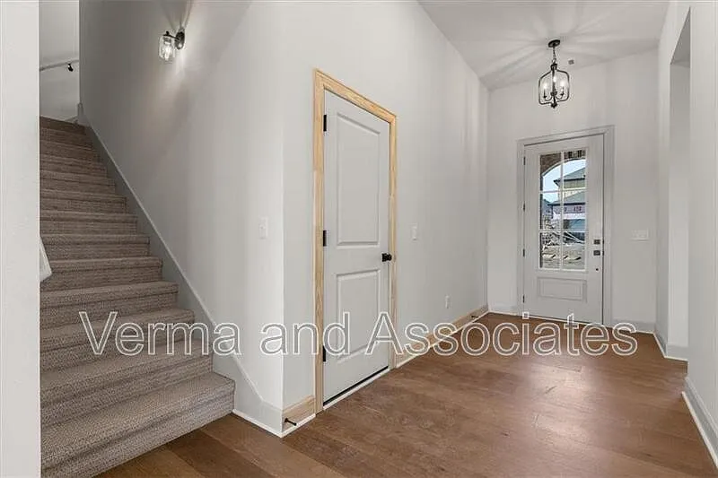 4 bed, 3.0 bath, 2125 sqft, $2,550 — Photo 2