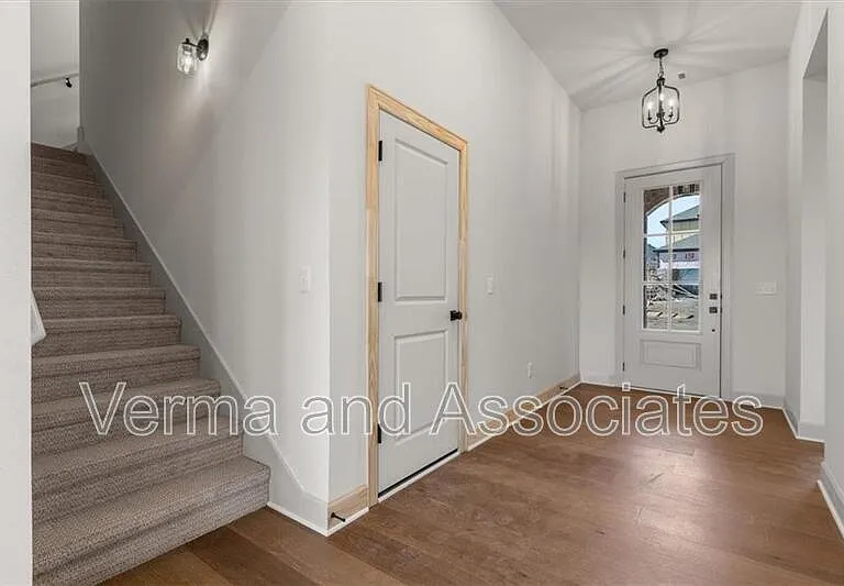 1050 Whistler St — Photo 2