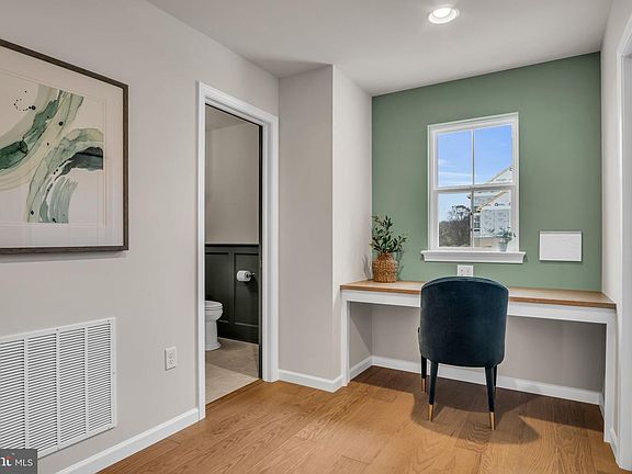 5th image of 530 Coral Bells Dr