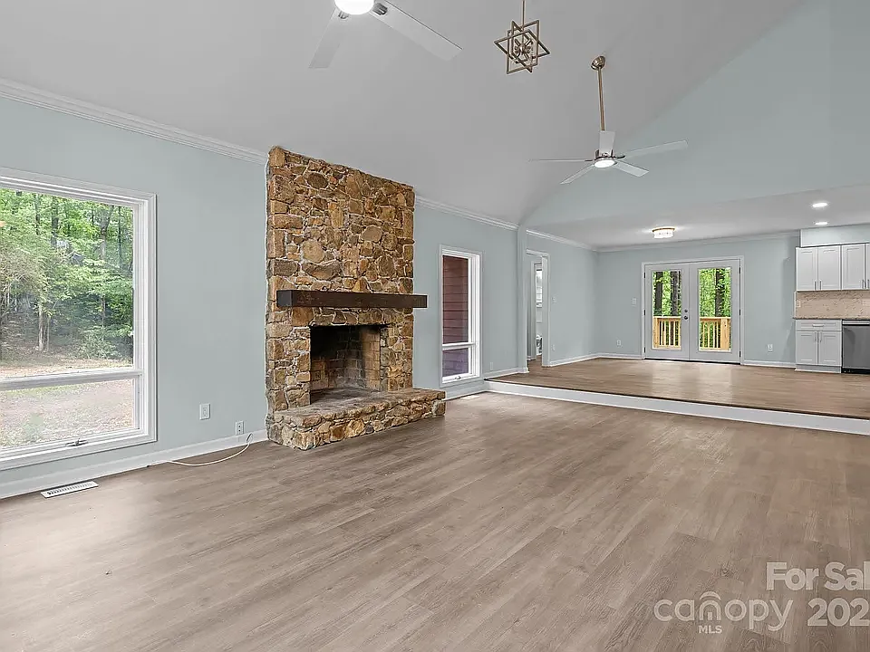4 bed, 2495 sqft, $2,650 — Photo 2